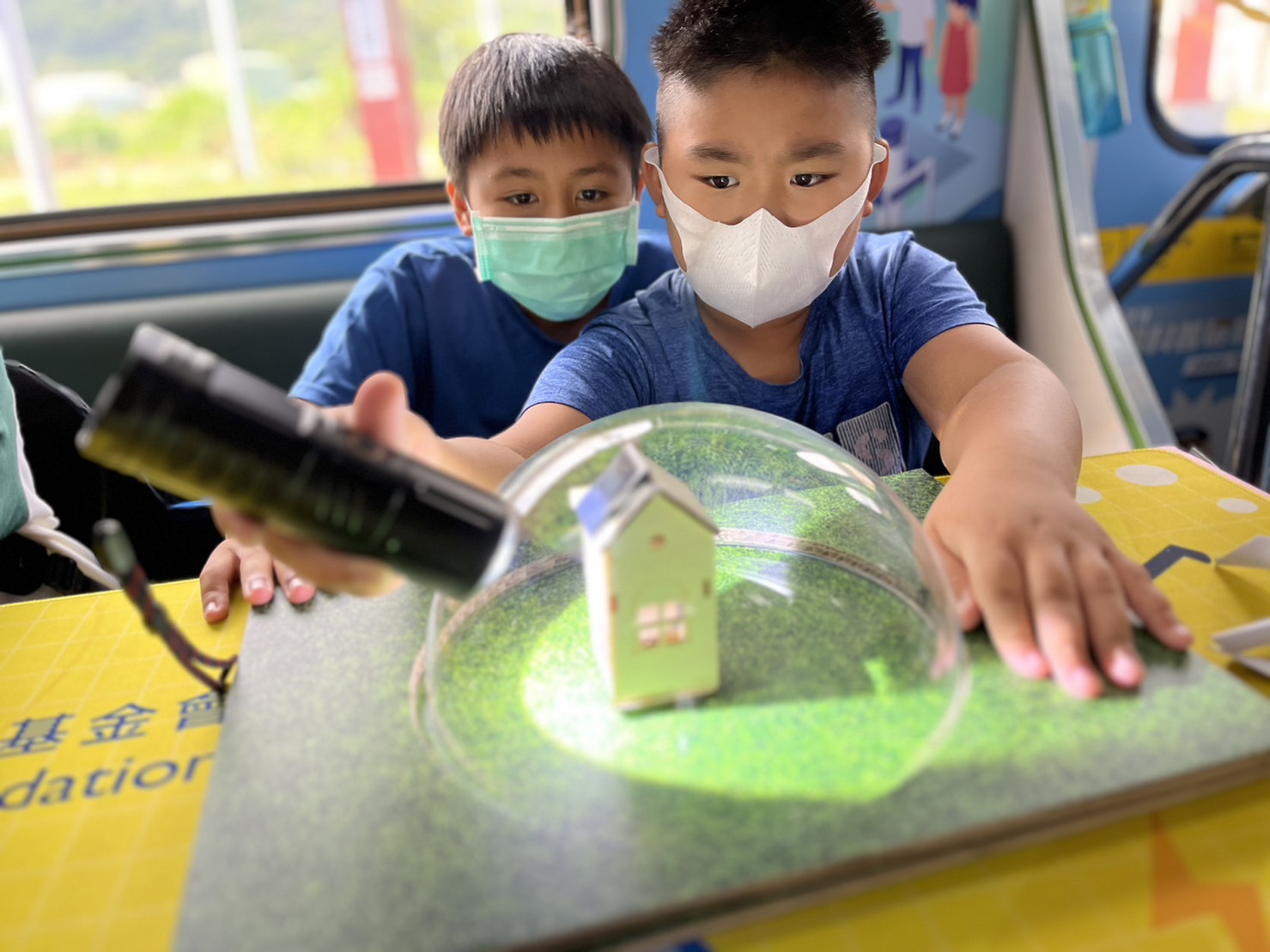 3499拉斯维加斯參與基礎科學主題車廂，以STEAM教學精神，設計「逐日科學家」、「太陽能工程師」以及「淨零建築師」三大能源科普課程和實驗